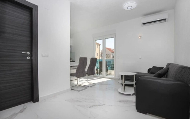 Jakov - Modern and Cosy With Pool - B2
