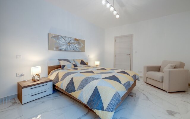 Stylish 2BR Apartment in Central St Julians