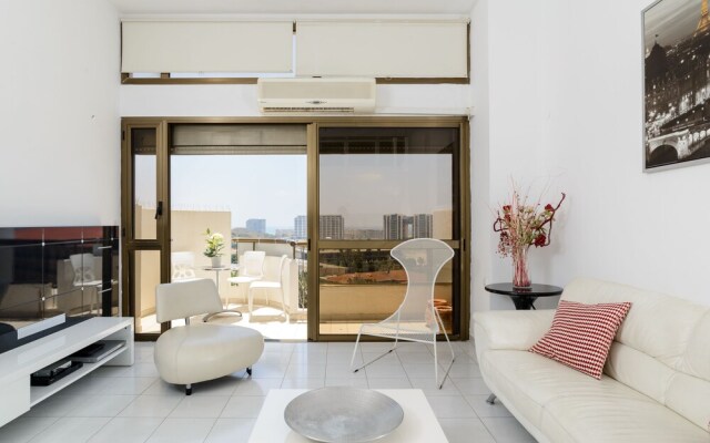 3BR Apt Steps from Sea W Parking