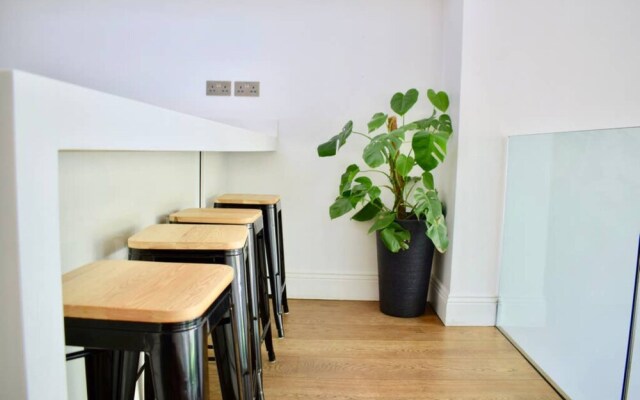 Bright and Modern 5 Bedroom Home With Garden