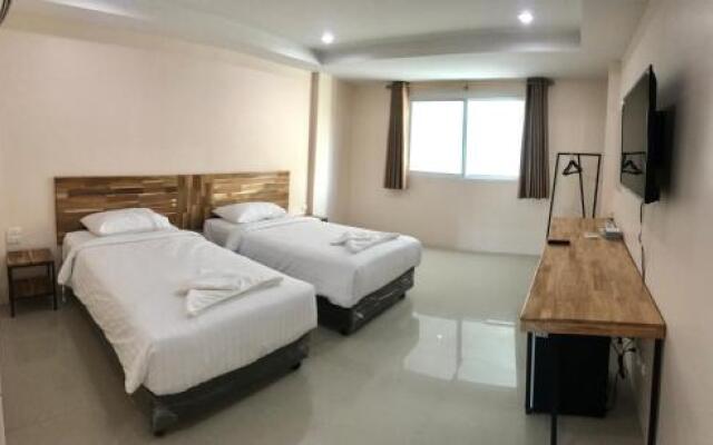 Tonggrila Patong Hostel - Adults Only