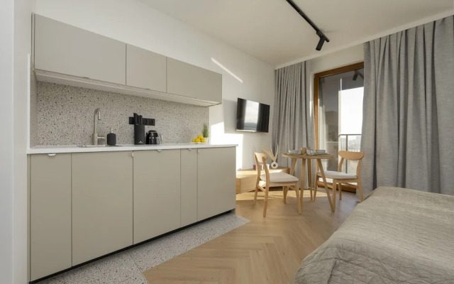 Horse Racing View 8th Floor by Renters