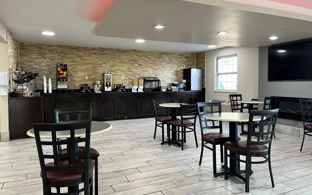 La Quinta Inn by Wyndham Indianapolis Airport Lynhurst