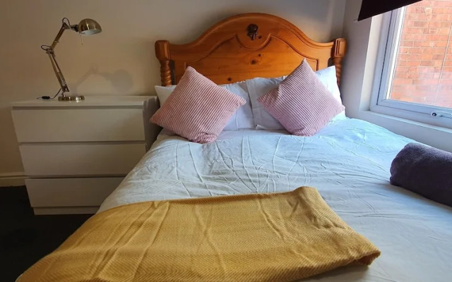 Room in Guest Room - Nice Large Room in Coventry