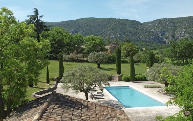 Enticing Villa With Private Swimming Pool in Oppede