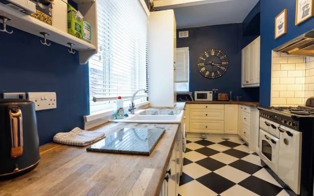 Salford City Oasis - Spacious 4 Bedroom House