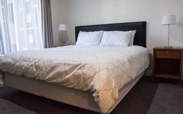King Bed in Central & Stylish Apartment
