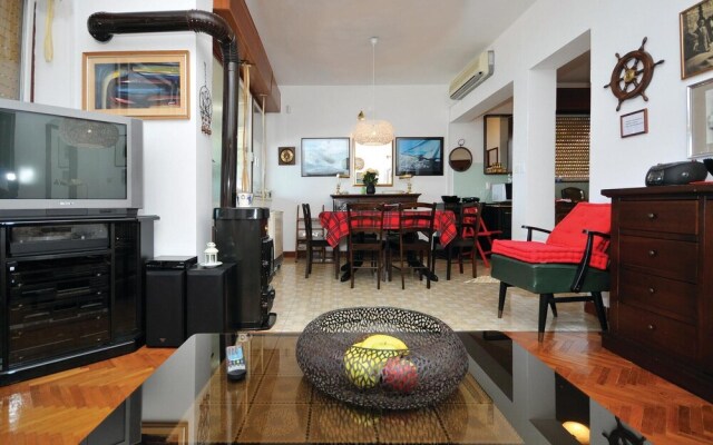 Amazing Home in Seget Donji With Wifi and 5 Bedrooms