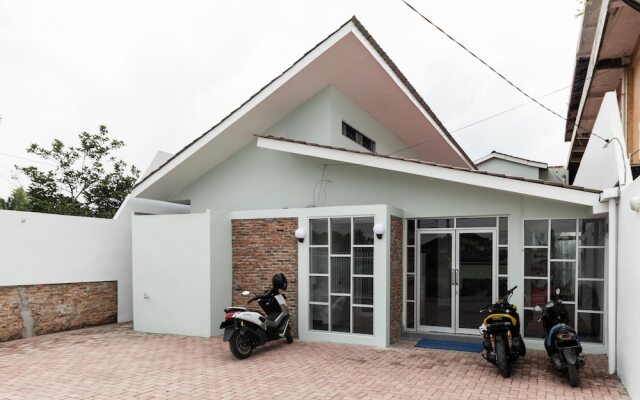 RedDoorz Plus near RS USU Medan 2