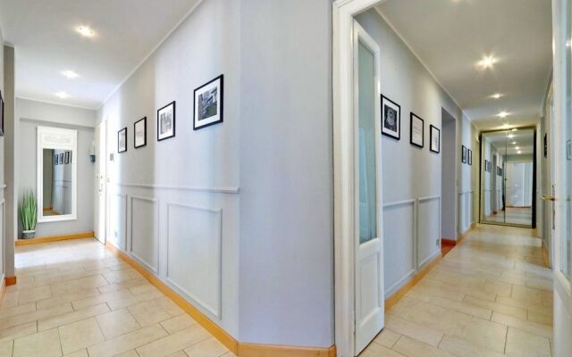 Hintown Austere Elegance