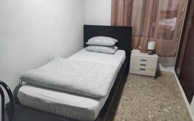 35-6- КОМНАТА в квартире для 1 человека в центре Аликанте