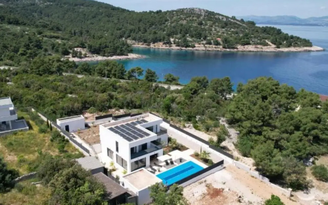 Sunset Villa Aves With Pool, Gym and Sauna