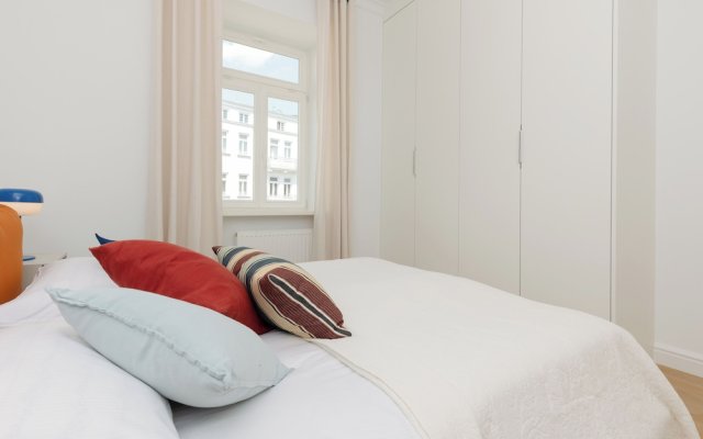 2 Bedroom Apartment Koszykowa by Renters