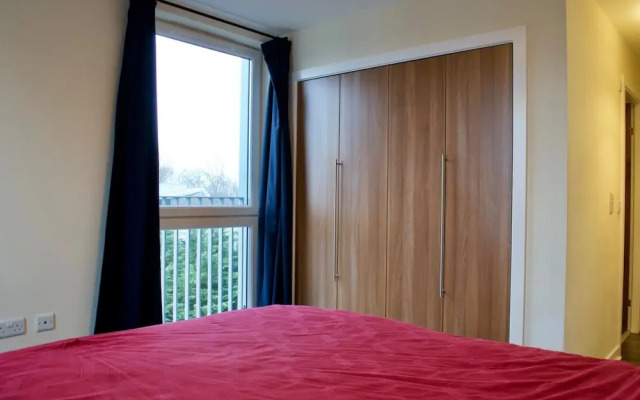 Large and Modern 2 Bed 2 Bath Edinburgh Apartment