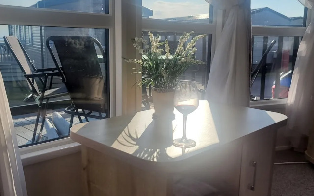 Beachside Holiday Retreat - Sleeps 6 & Parking