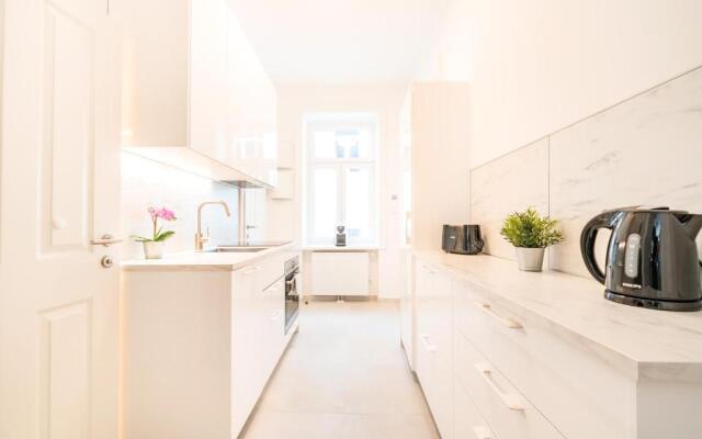 Herzlich Willkommen - Küss die Hand 2