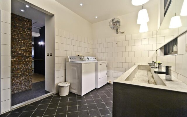 Comma Hostel