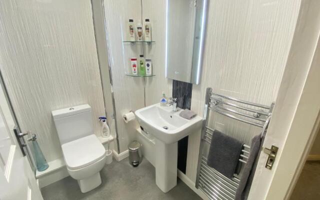 Paisley Central Apartment #3