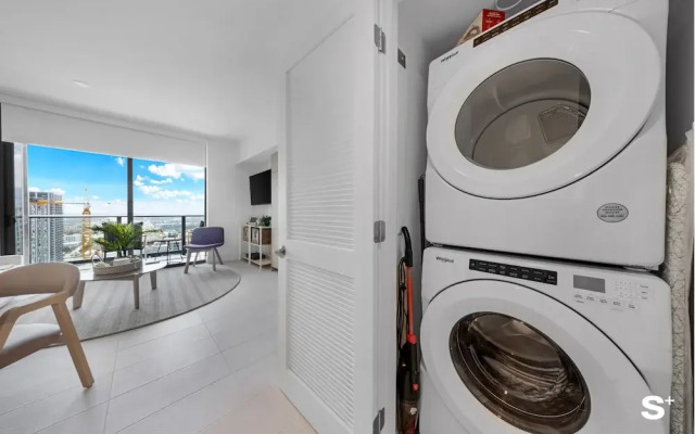 Luxe 1-BR with Stunning Downtown Views