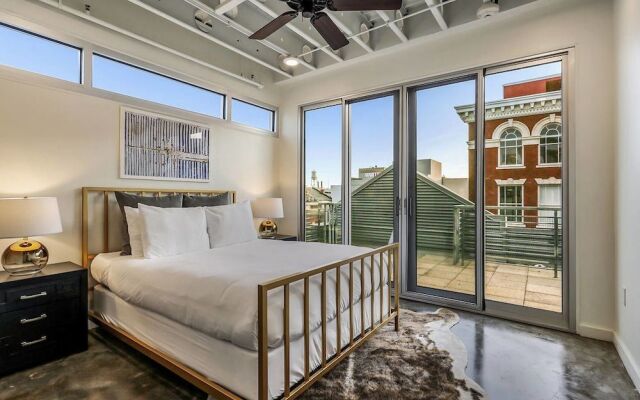 Penthouse 2br/2ba in Warehouse Dist. by Domio