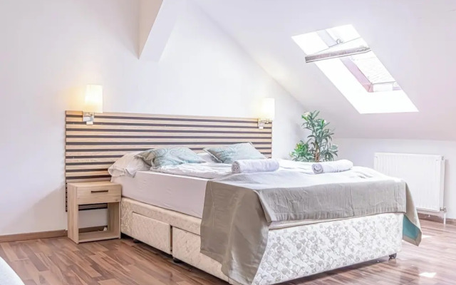 Stylish 3BR Apt With Balcony City Center