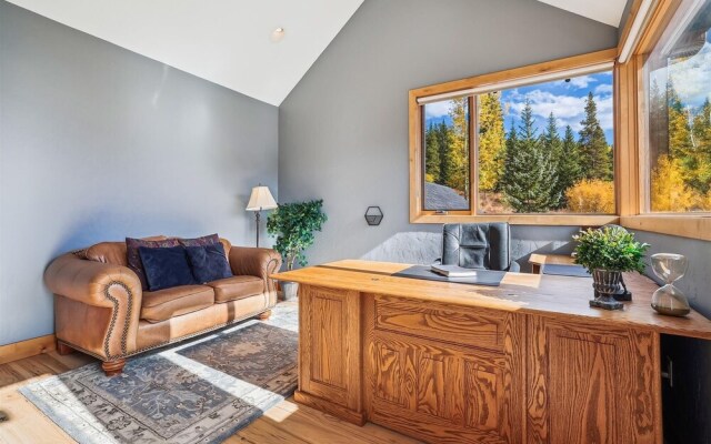 Rounds Retreat 4 Bedroom Home by RedAwning