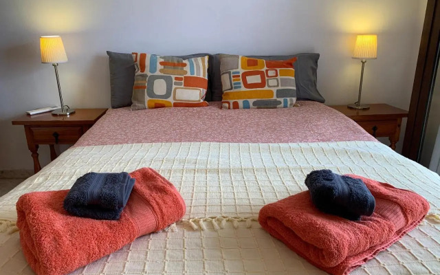 Casa con terraza y hermoso jardín comunal