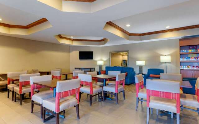 Comfort Suites South Haven near I-96