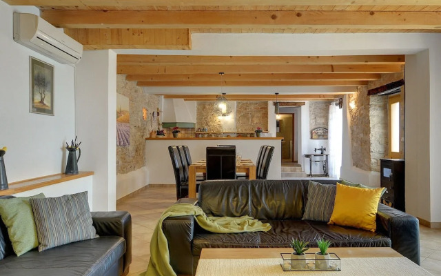 Villa in Batlug With Private Pool