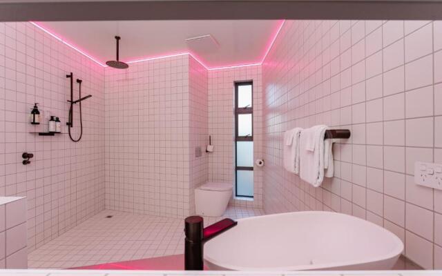 Quarters B2- Luxurious Studio