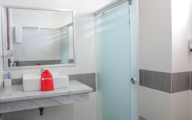 Reddoorz Plus Near Binh Tay Market