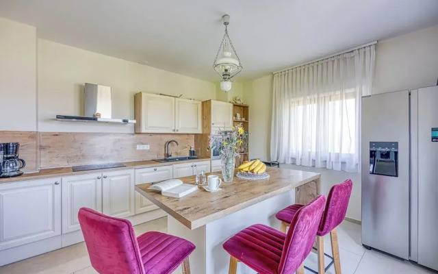 Hedonistic Vineyard Estate With Hot Tub