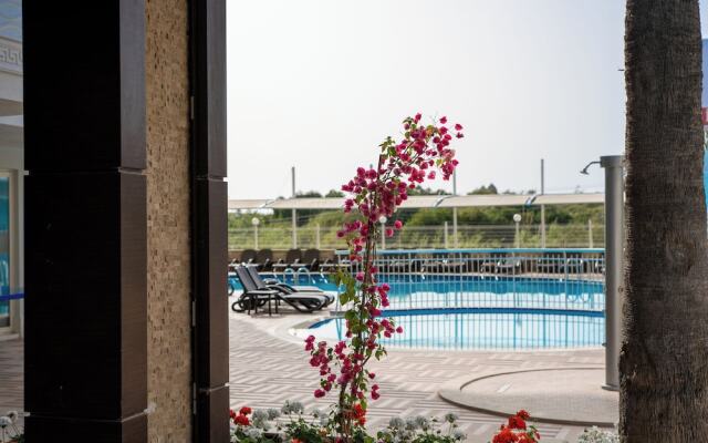 Adella Side Hotel