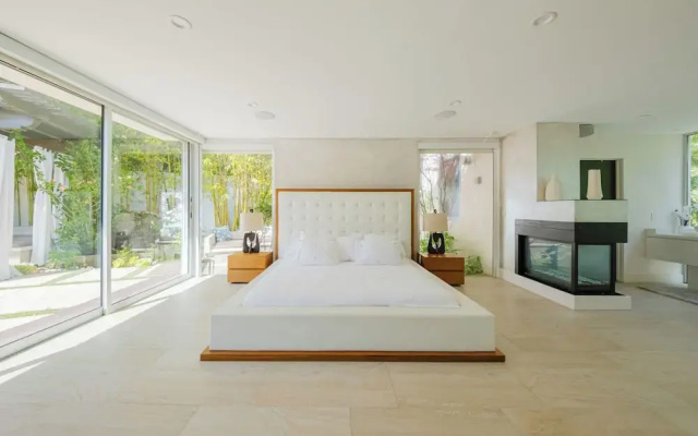 Zen Estate - Luxurious 5BR Beverly Hills Sanctuary With Pool & Canyon Views