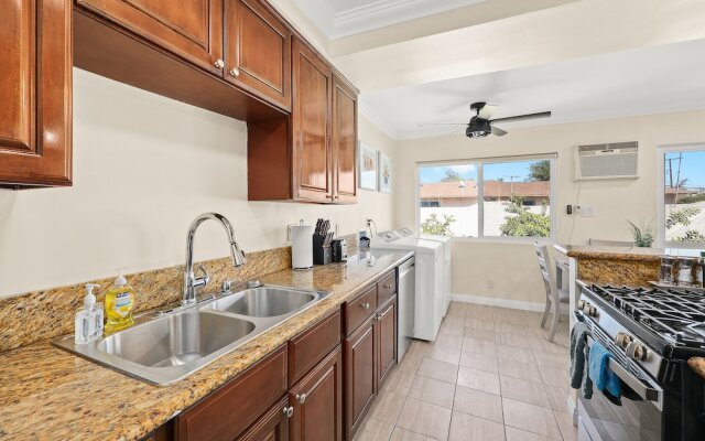 Sunny & Cheerful Near I-10 ~ Queen Beds ~ Parking