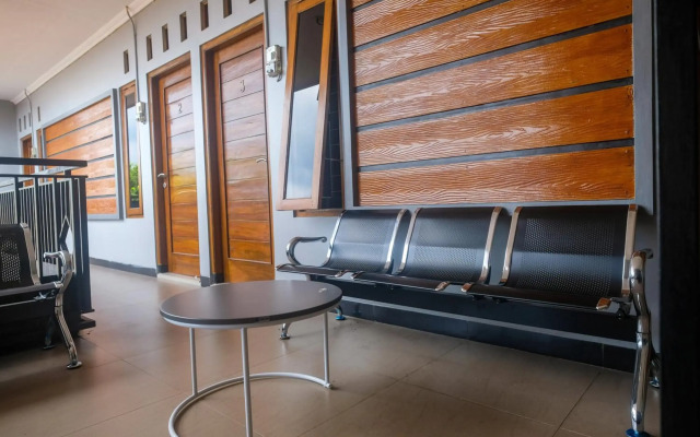 Super OYO 1226 Al Abror Homestay