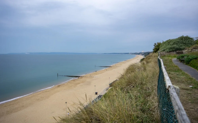 Stunning 2 bed Seaside Apartment With Sea Views