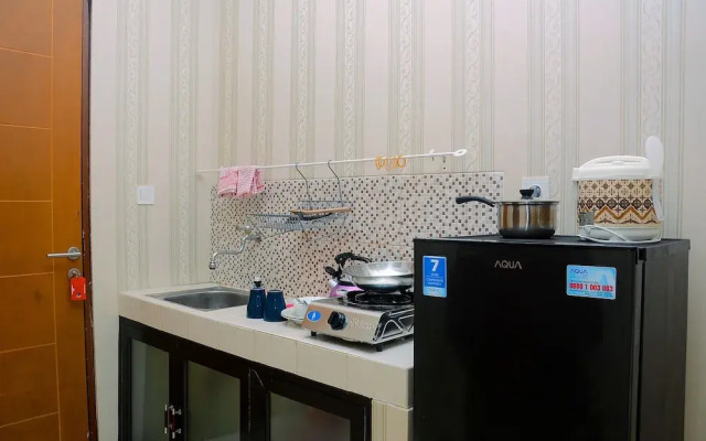 Fully Furnished Studio with Queen Bed at Dave Apartment