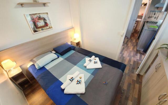 Mobile Home Blue Class B4