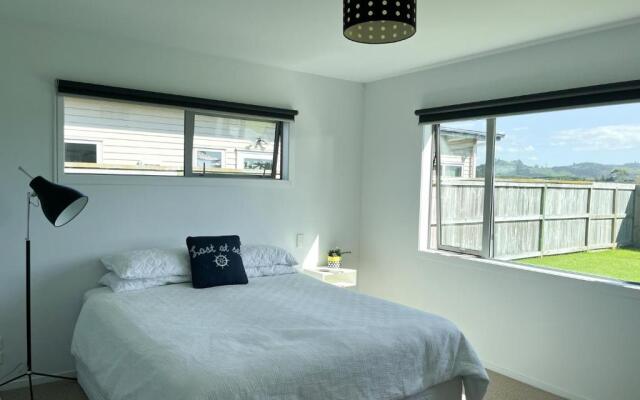 Surfers Retreat - Waihi Holiday Home