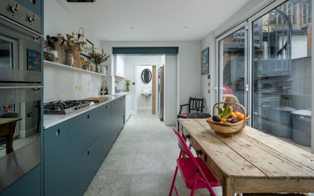 Altido Homely 4-Bed House W/ Terrace In Wandsworth