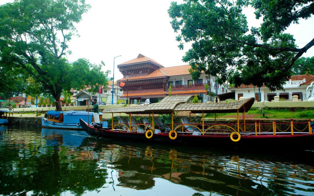 Sisir Palace Backwater Resort