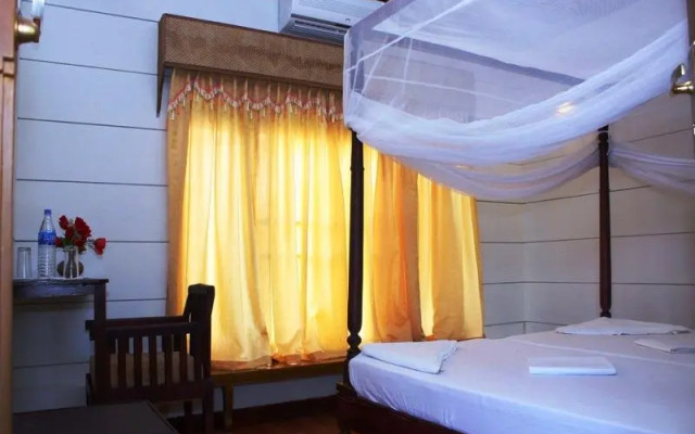 Indraprastham Houseboat