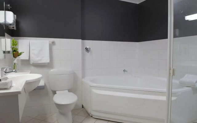 Adelaide Riviera Hotel
