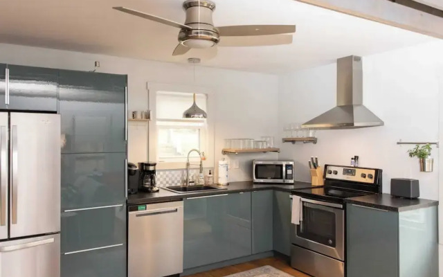 Plum Perfect Hideaway by Avantstay Near Downtown