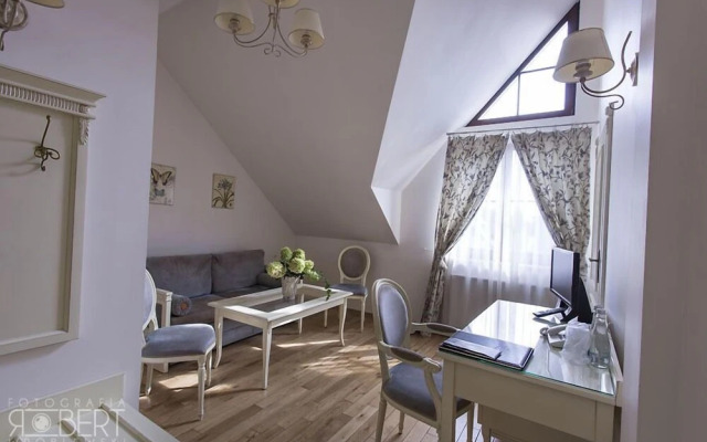 Villa Estera - Hotel & Restauracja