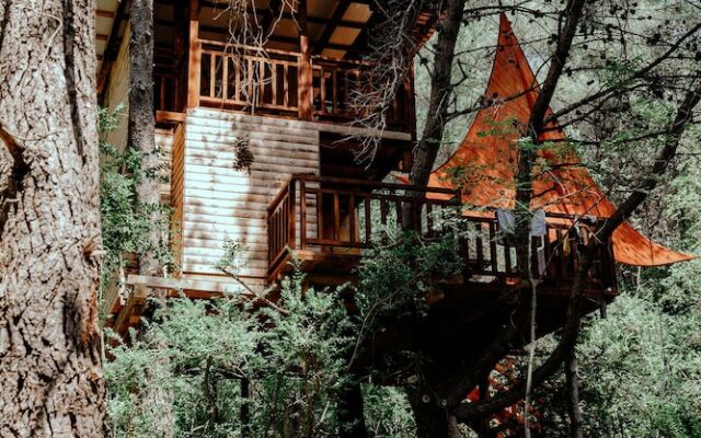 TreeHouses Ljubač Glamping Robinson
