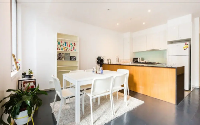 MEGAN, 2BDR Melbourne Apartment