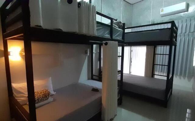 Tuk Tuk Trat Hostel
