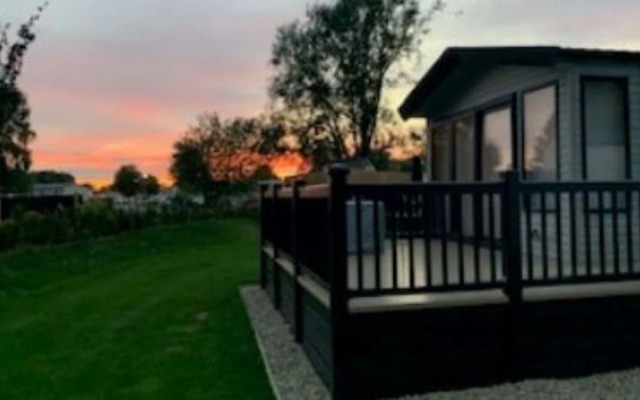 Captivating Bluebell Lodge 2-bed Cotswolds Caravan